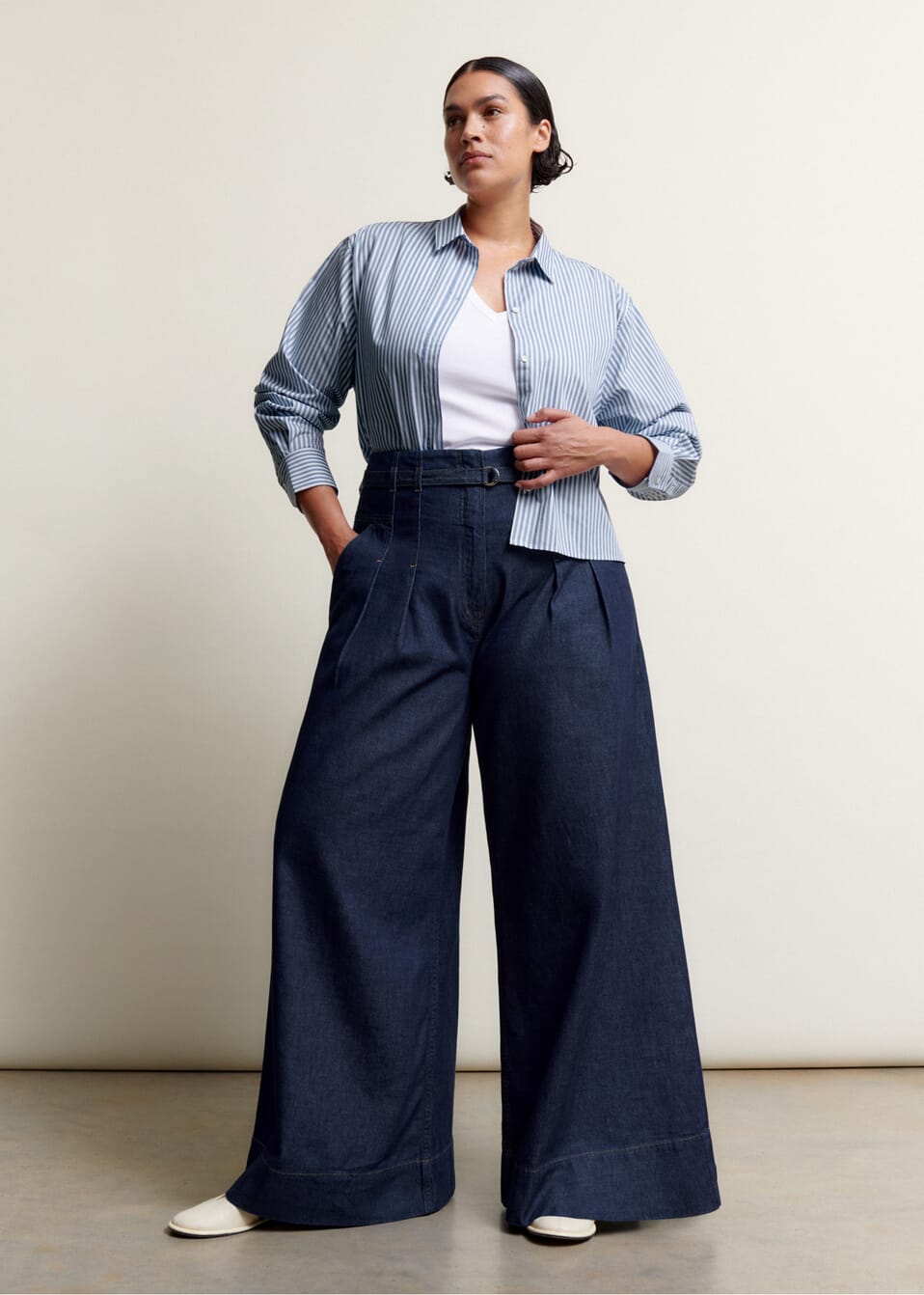 The ultimate staple for your capsule wardrobe. Both polished and practical, this jean is crafted from Italian cotton denim in a dark wash for wear-with-everything versatility, whilst the relaxed super wide-leg silhouette is elevated by pleated detailing at the waist for a seamless, streamlined silhouette.