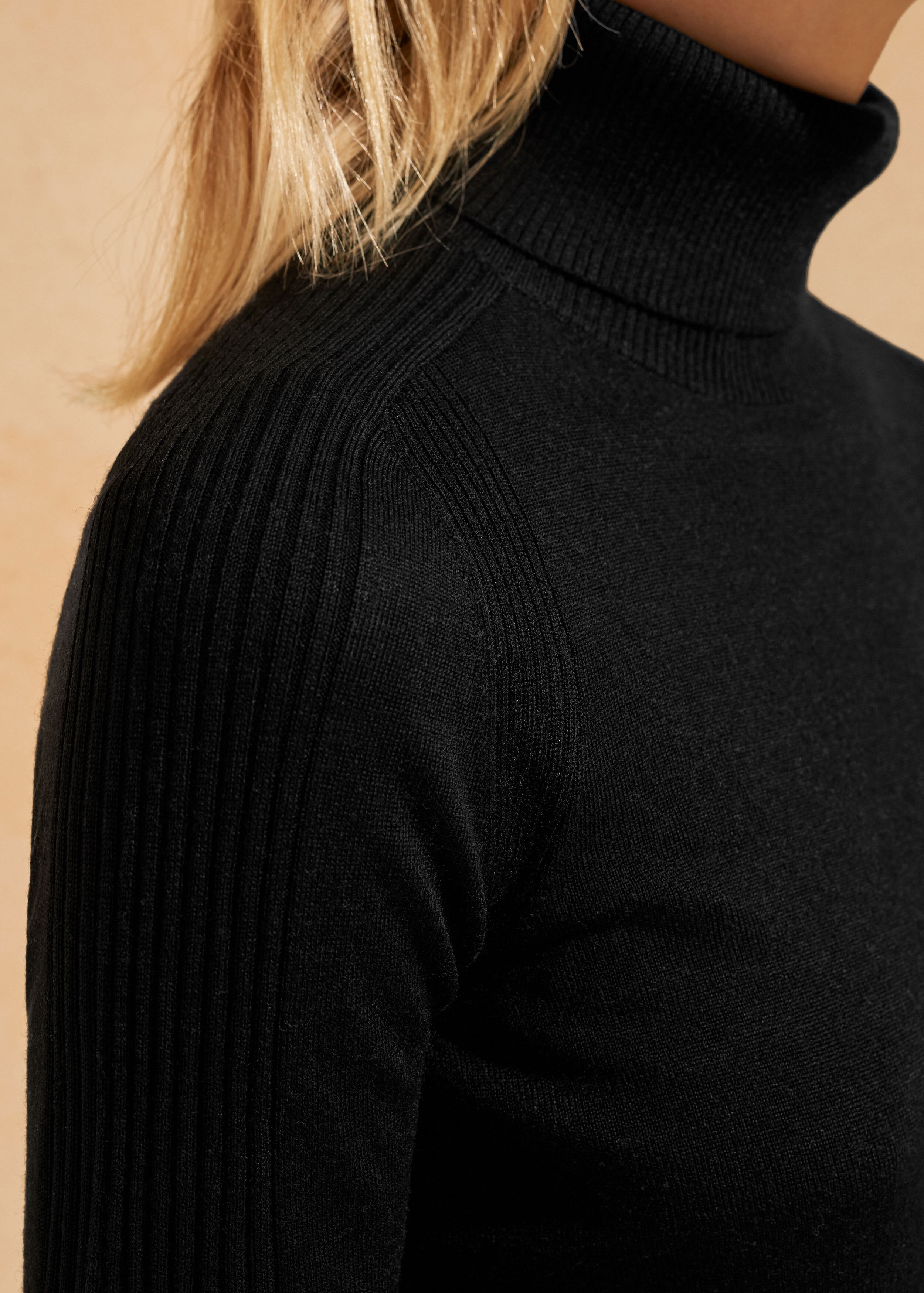 Merino Turtle Neck Jumper Black