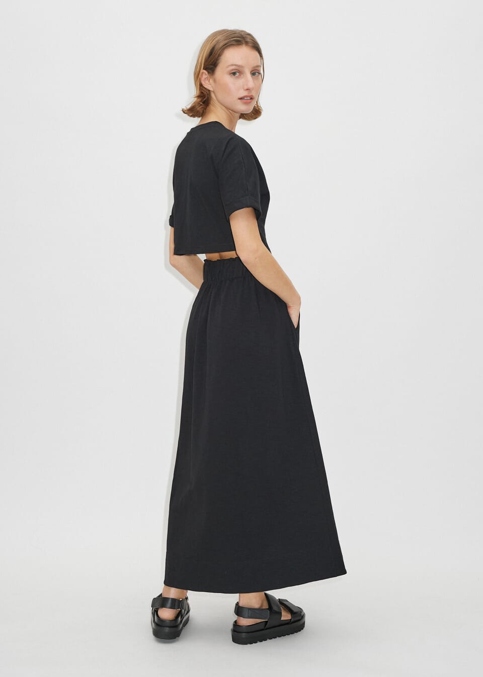 Me + Em black gathered t-shirt dress is a summer staple. A clean-cut silhouette and a hue that speaks to daytime and evening styling both on holiday and at home. This maxi dress features a classic short-sleeved silhouette and a flattering cut-out at the back alongside a gathered waist.