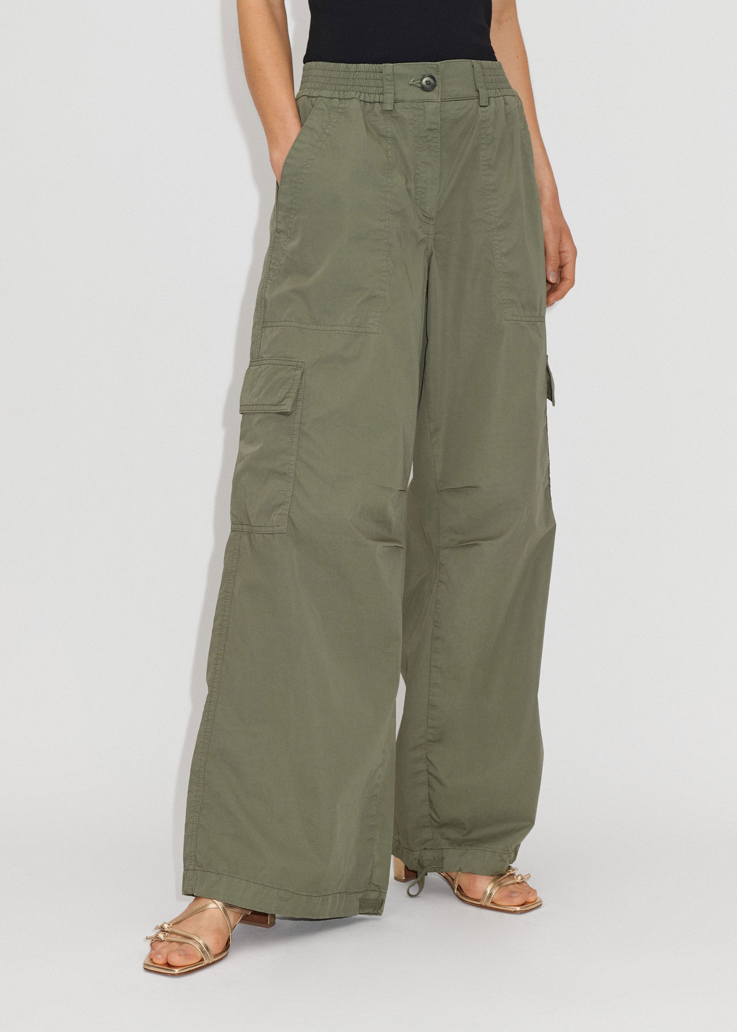 Mer + Em relaxed low-rise khaki cargo trousers are an elevated casual staple boasting our key intelligent design details that elevate the style so that it holds its own with polished tailoring.