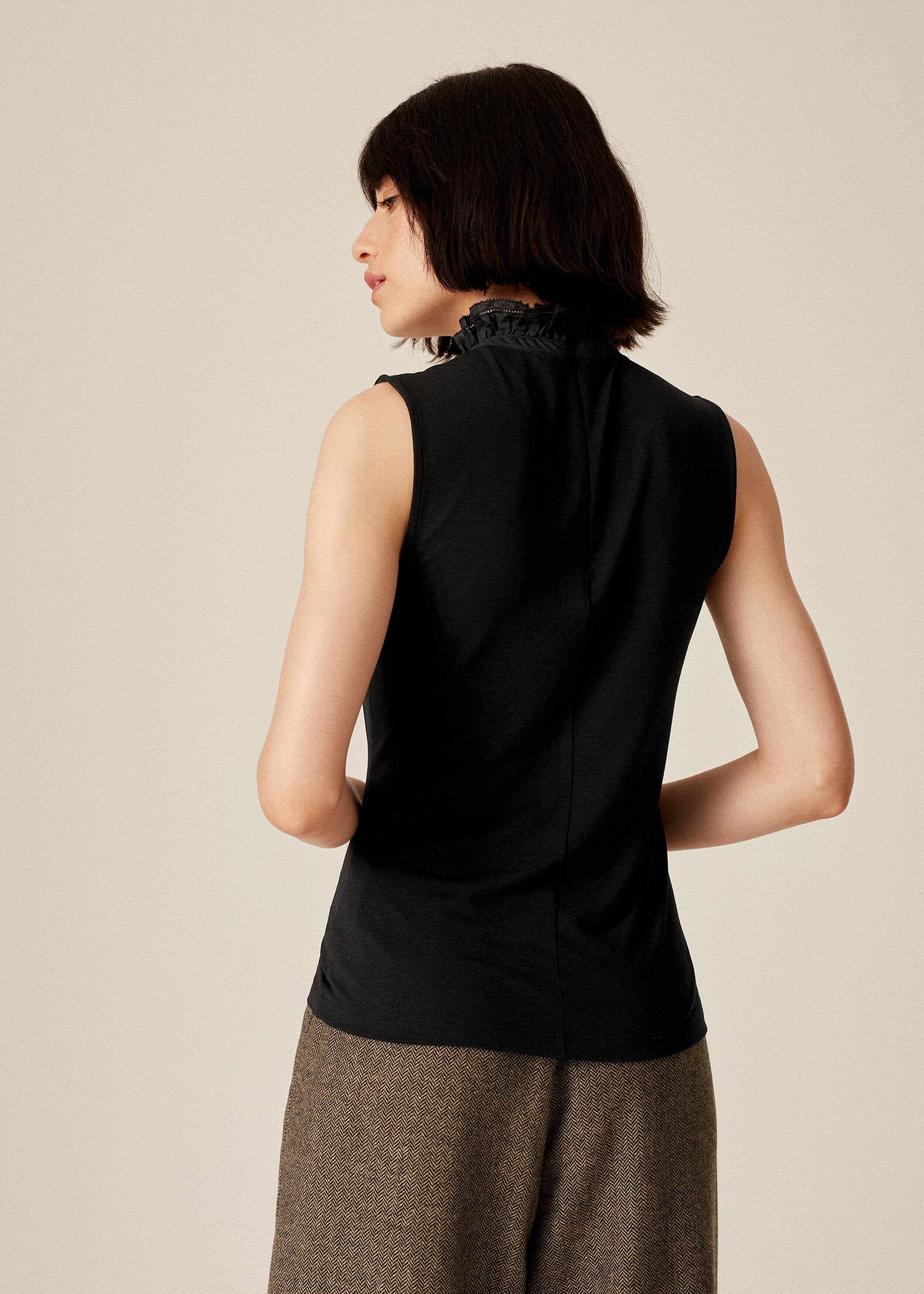 Delicate Frill Sleeveless Layering Top Black